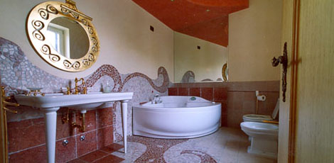 Rivestimento bagno realizzato a mosaico e battuto alla veneziana